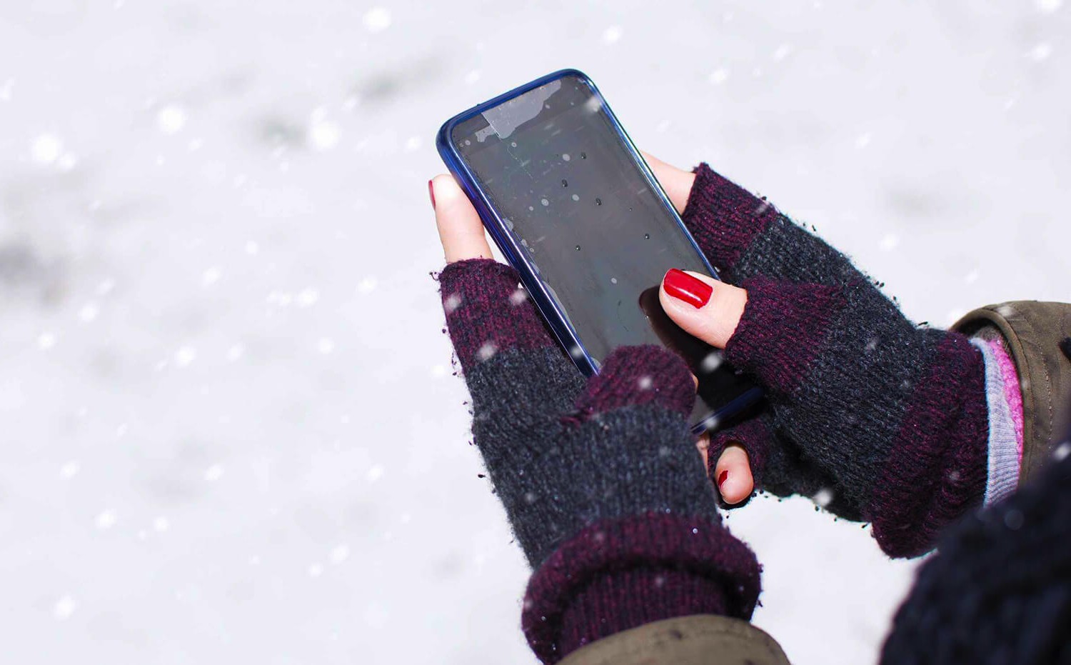 Телефон выключается морозе. Смартфон в руке. Человек с телефоном в руке. Смартфон на холоде. Смартфон в сугробе.
