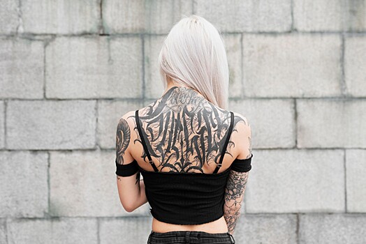 Зависимая от татуировок девушка поделилась особенностями жизни с недугом