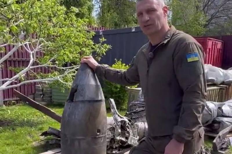 Обломки противоракеты ВСУ, не обнаружившей в небе гиперзвуковой «Кинжал», упали на медучреждение в Киеве