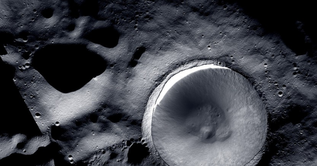 Портрет кратера вечной тени Шеклтон, созданный орбитальными лунными зондами LRO и «Данури»