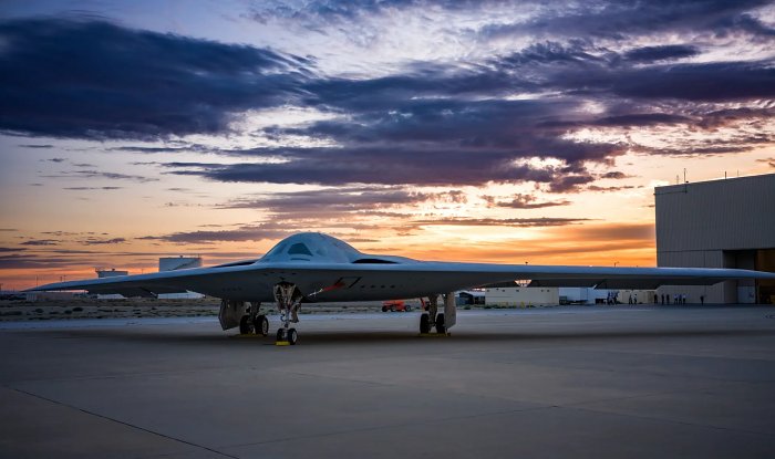 Northrop Grumman выложила несколько фотографий своего новейшего бомбардировщика B-21 Raider