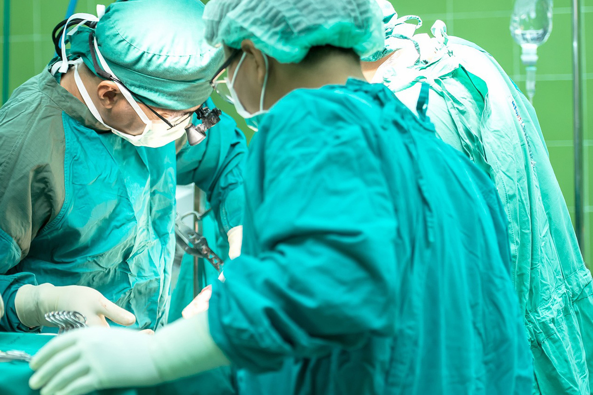 Хирурги Москвы восстановили отрезанную бетономешалкой руку у дачника