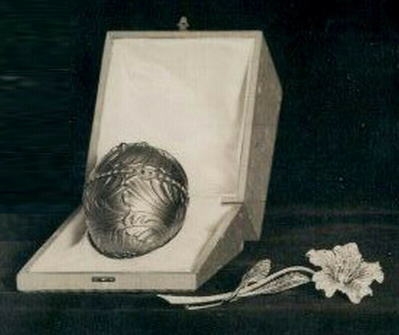 Утерянное яйцо Несессер: вероятно, внутри был маникюрный набор, украшенный бриллиантами. Фото: wikipedia.org