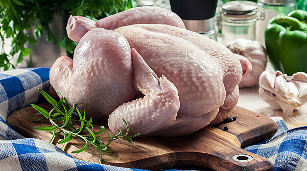 Эксперты предупредили об опасности мытья курицы
