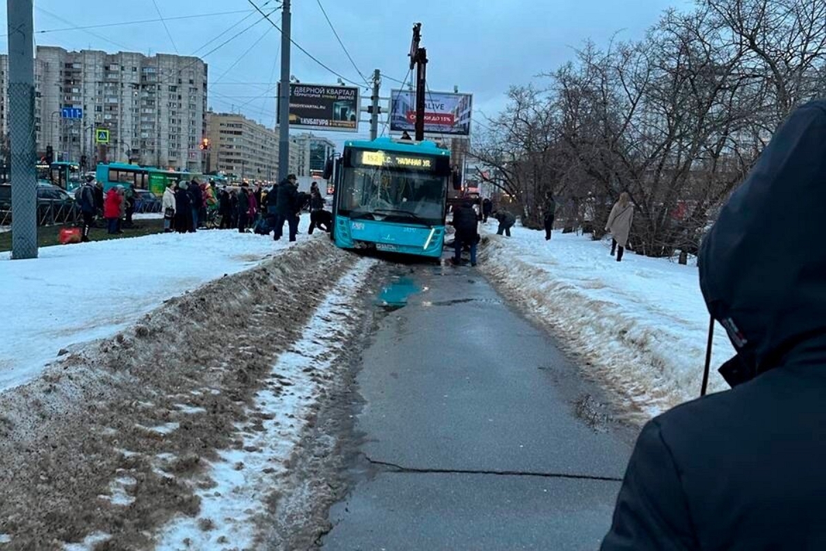 Момент наезда автобуса на тротуар с пешеходами в Петербурге попал на видео