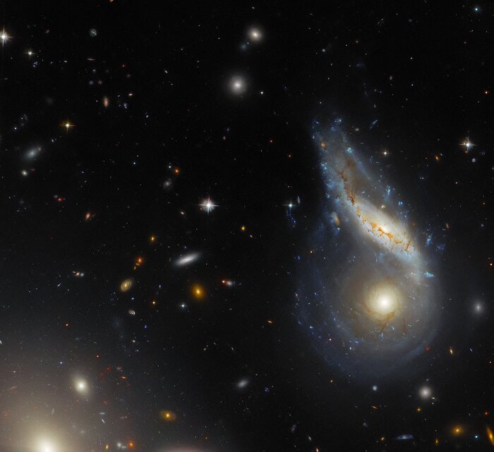 habbl zapechatlel protsess stolknoveniya dvuh galaktik
