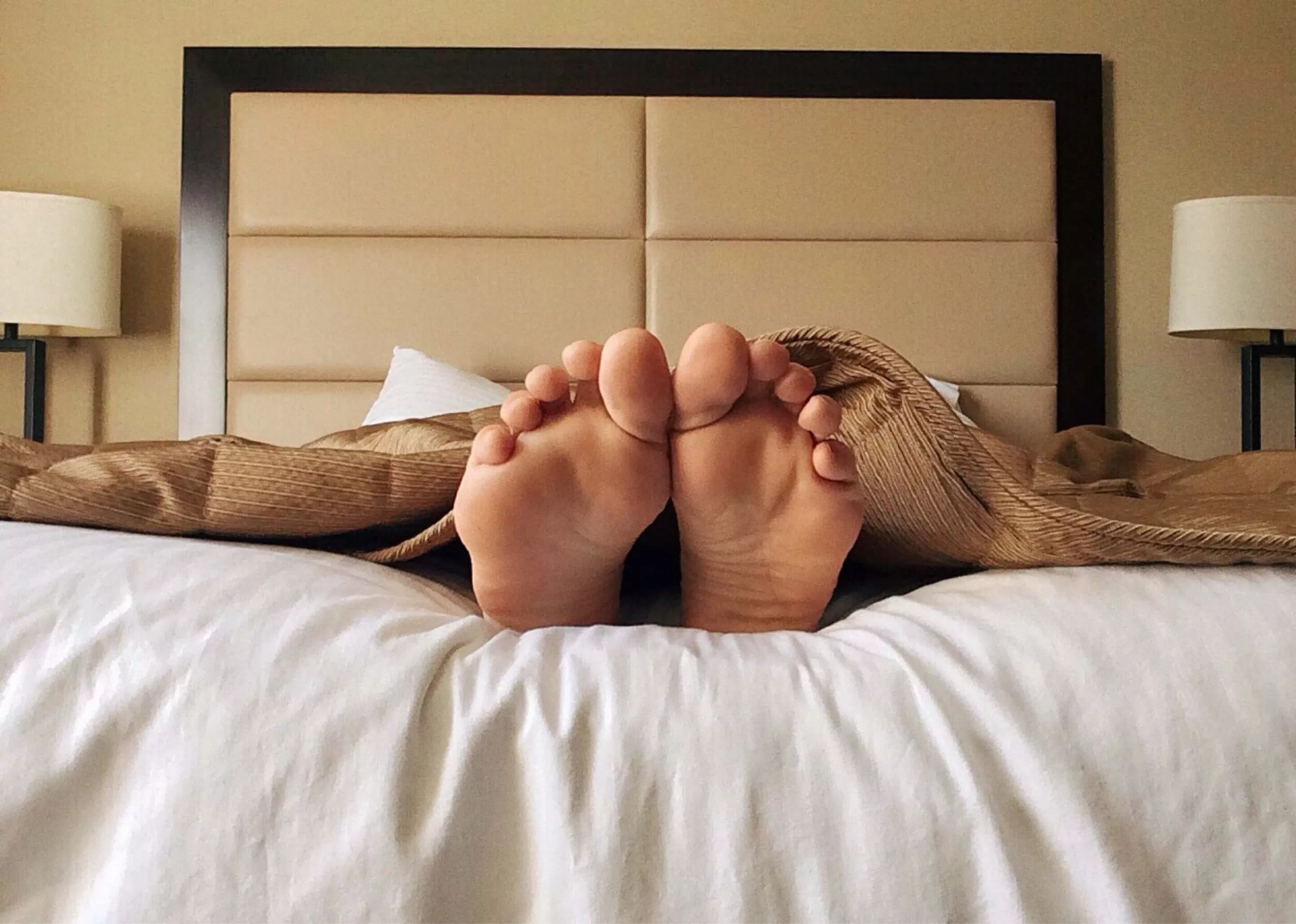Ноги спящей подруги. Ноги на кровати.