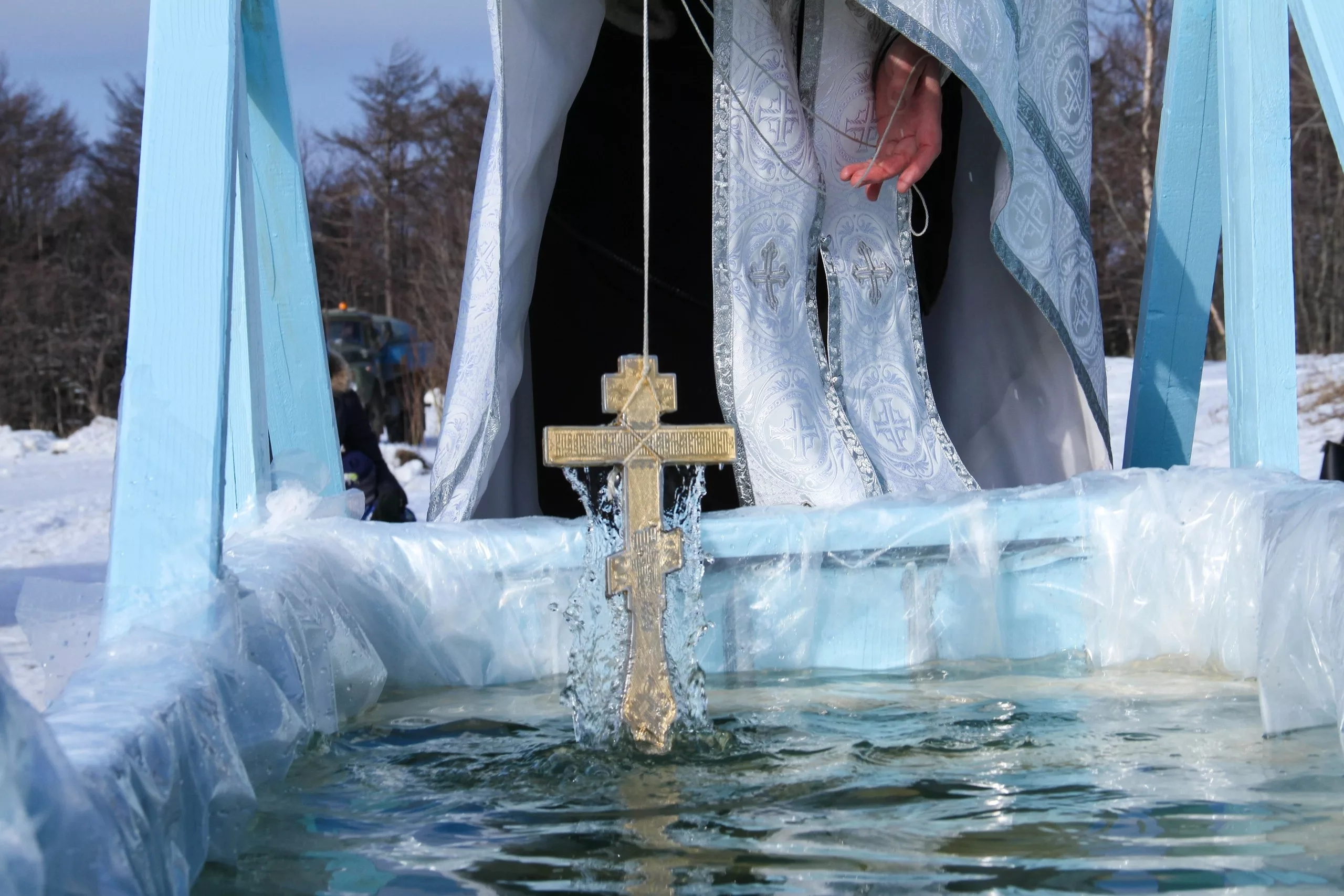19 января 2025 года. Крещение Господне праздник прорубь. С Крещением Господним 19 января. Крещение Господне kupanie. Река Иордан крещение.
