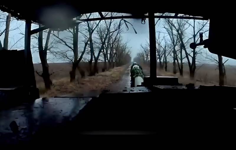 rossiyskiy tank smog unichtozhit fpv dron protivnika iz pushki