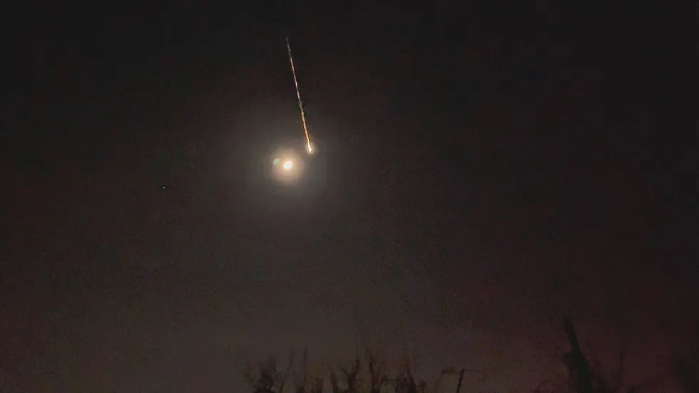 sgorevshiy nad berlinom meteorit popal na video.webp