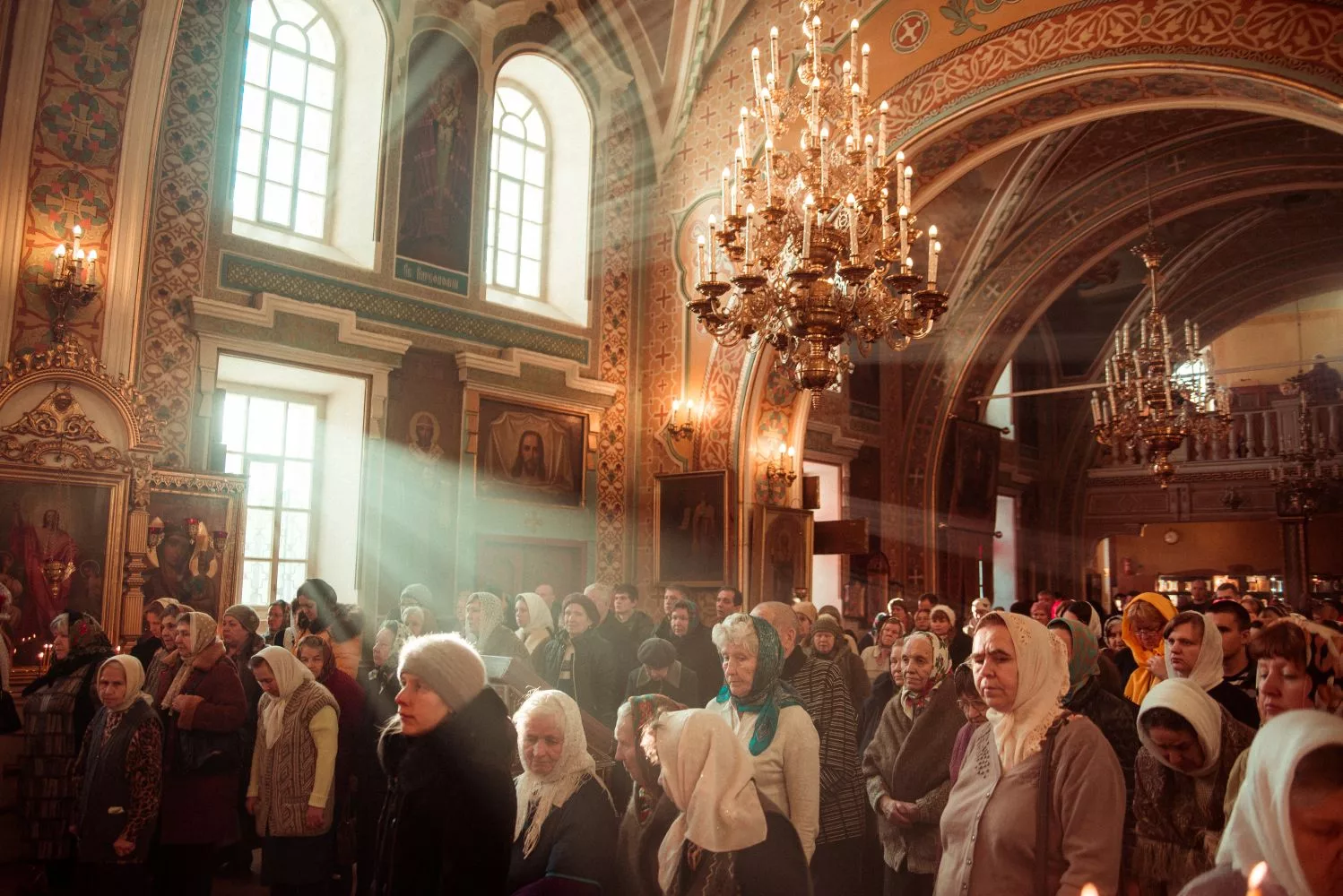 Православный храм. Люди в церкви. Православные молятся в храме. Люди молятся в церкви. Какой православный праздник 29 февраля 2024 года