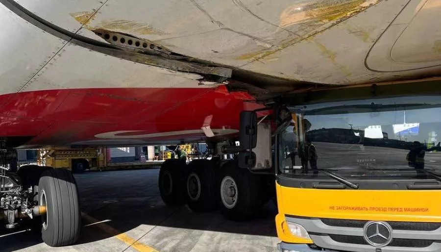 В Домодедове спецмашина с водой повредила пассажирский самолёт Airbus А380 во время его подготовки к рейсу Москва – Дубай