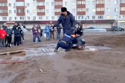 Российские дети застряли в трясине в центре города