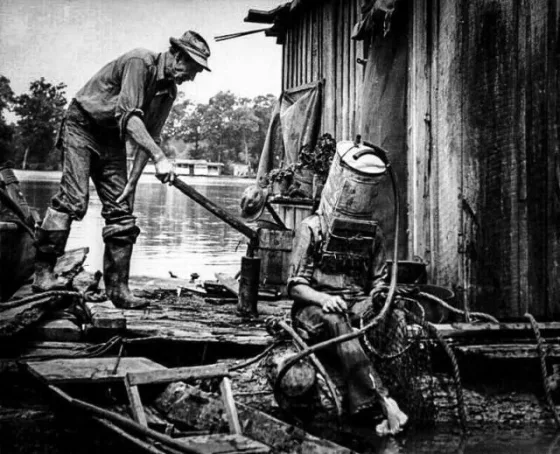 Ловец жемчуга на Миссисипи готовится к очередному “заходу” на дно, 1938 год.