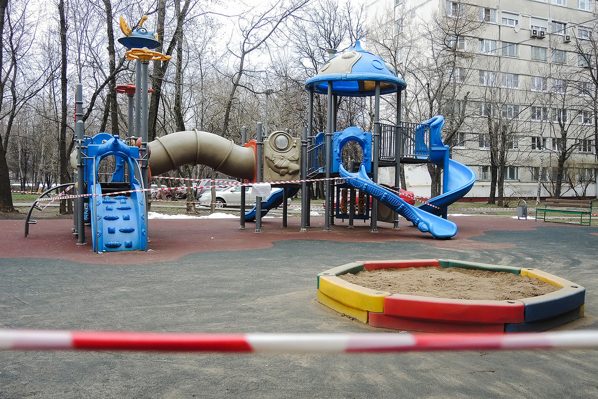 Новой Москве на 8 летнюю девочку рухнуло 100 килограммовое ограждение
