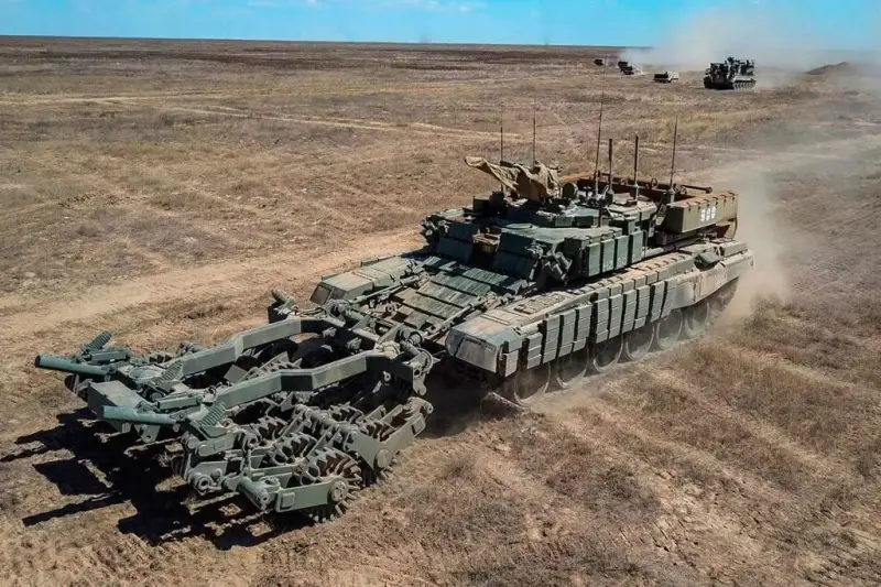 российские войска начали массово поступать противоминные машины БМР 3МА Вепрь.webp