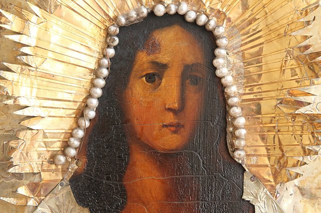 Старинная икона святой Марии Египетской в тонком окладе с синими и белыми бусинами.
