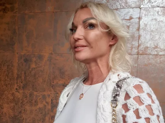 Волочкова появилась на музыкальной премии в свадебном платье в компании спутника