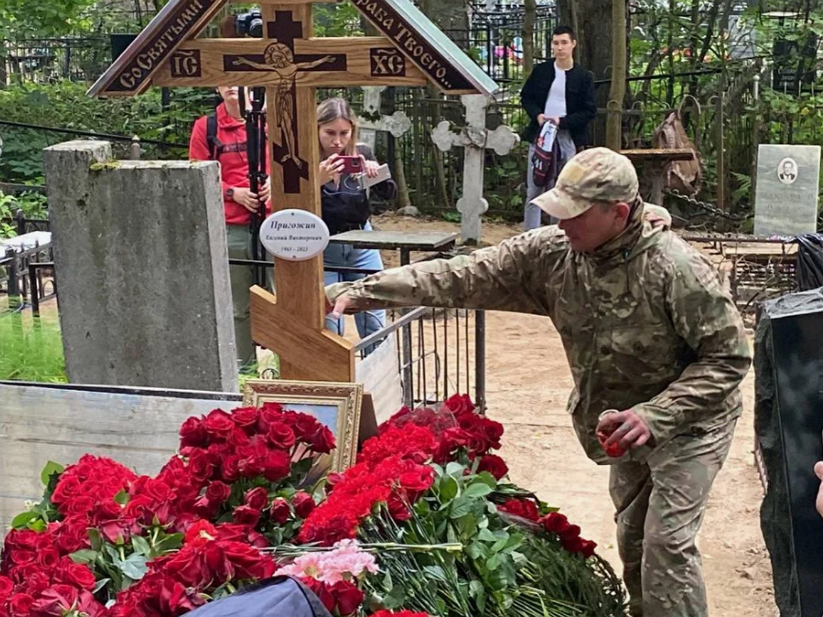 Могилу Пригожина залили бетоном: в Сети появились свежие фото