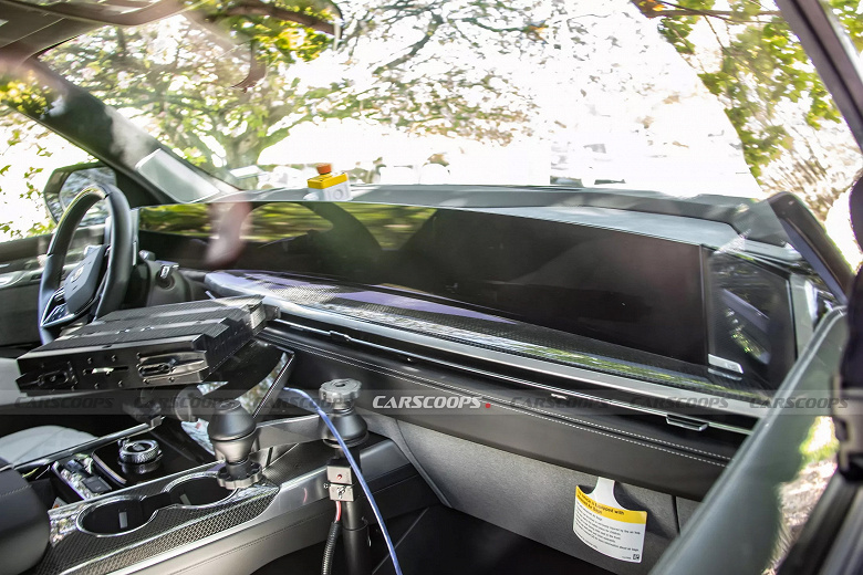 Флагманский американский внедорожник пережил «подтяжку лица» и получил 55-дюймовый экран: живые фото обновлённого Cadillac Escalade