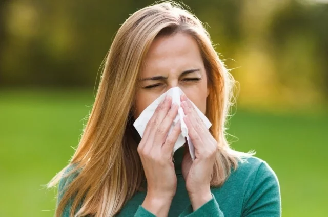 Из-за аллергии на пыльцу весной у человека могут обостриться симптомы со стороны верхних дыхательных путей.