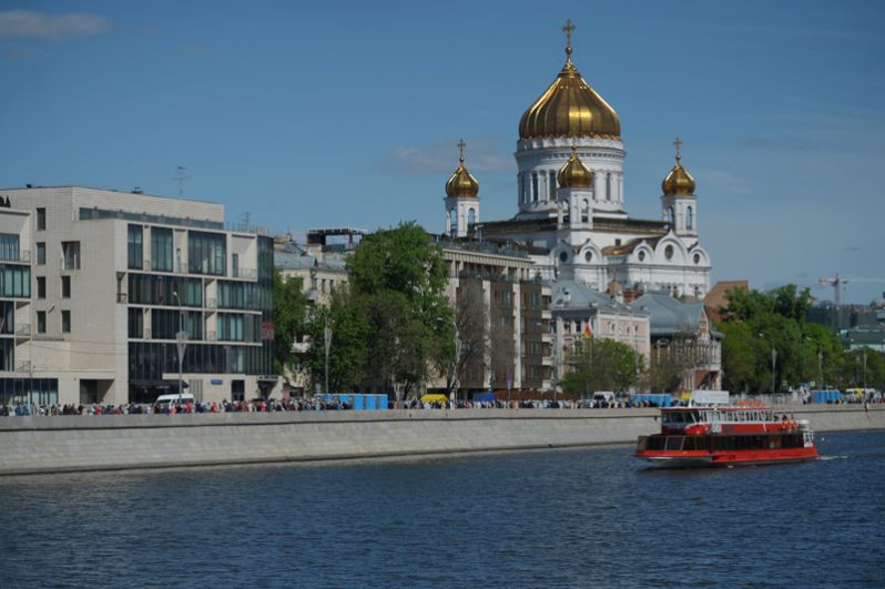 Верующие стоят в очереди к храму Христа Спасителя, где находится ковчег с мощами святителя Николая Чудотворца.