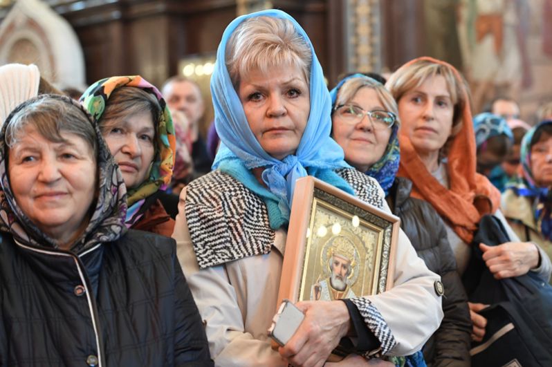 Верующие во время богослужения в храме Христа Спасителя, где находится ковчег с мощами святителя Николая Чудотворца.