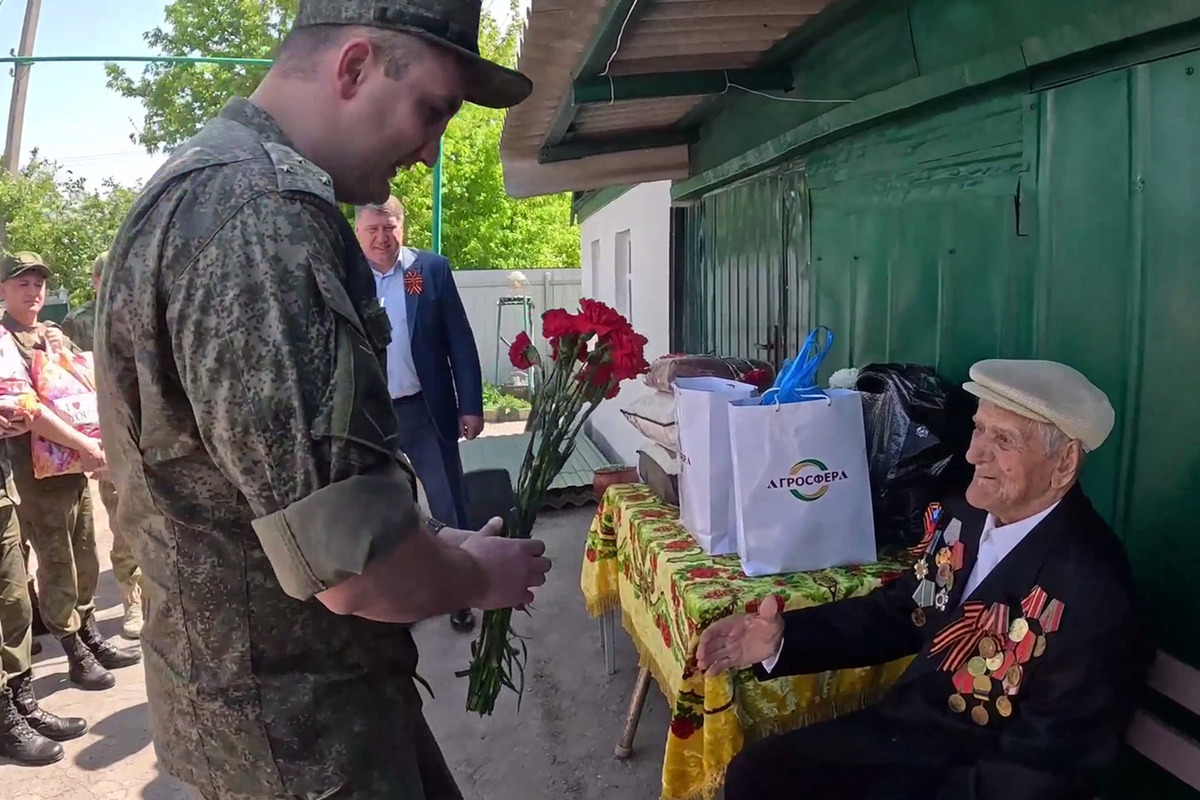 Военные в зоне СВО поздравили ветеранов с Днем Победы