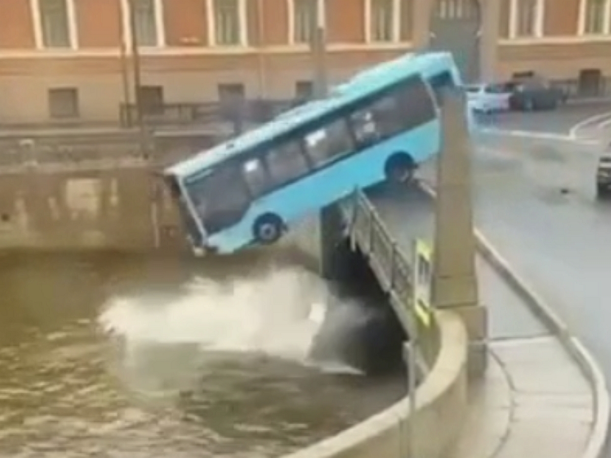 Падение автобуса с моста в Петербурге попало на видео