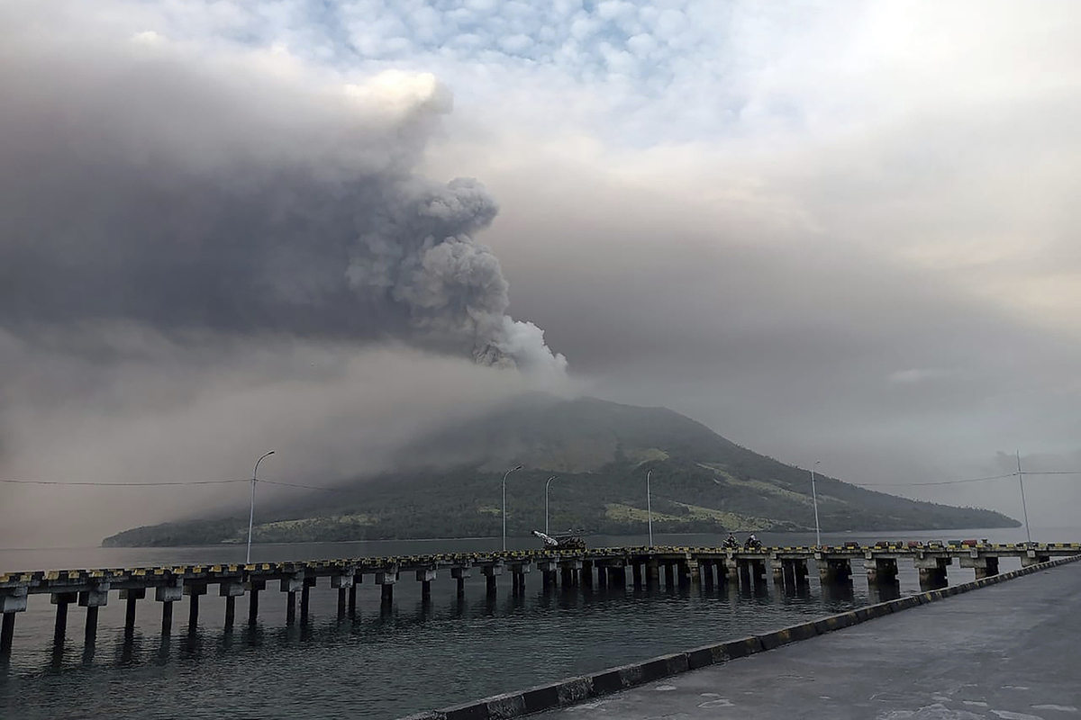 извергающегося вулкана оказался в соседней стране закрыты аэропорты