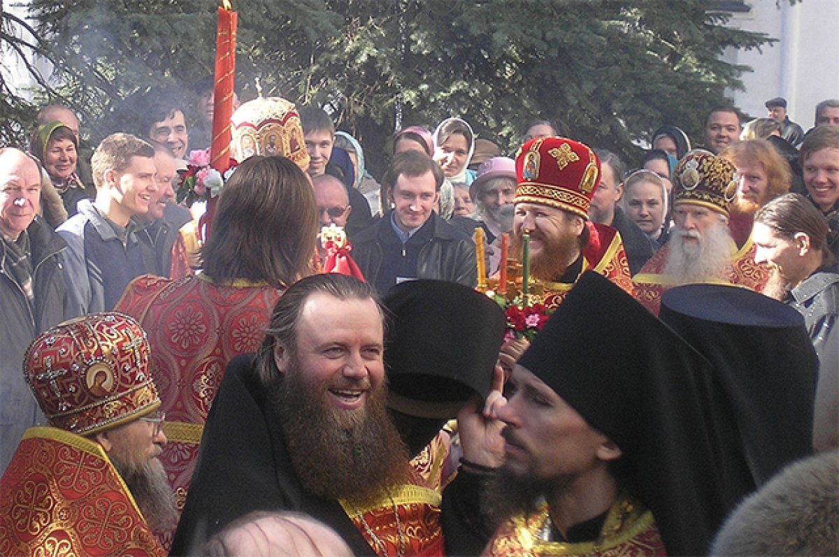 Благословение святой водой на Светлой седмице. Троице-Сергиева лавра, Сергиев Посад, Московская область.