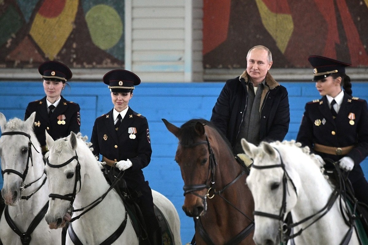 Сделавшая фото с Путиным в седле кавалеристка конного полка упала с лошади