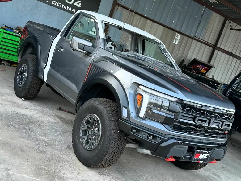 Уникальный короткобазный Ford F-150 Raptor R с двухместной кабиной показали вживую