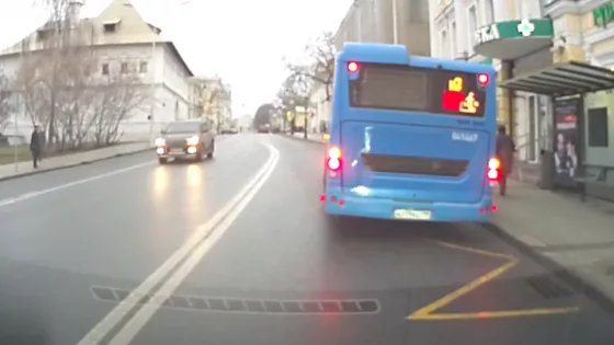 В ГАИ объяснили, можно ли объехать автобус с включенной аварийкой через сплошную
