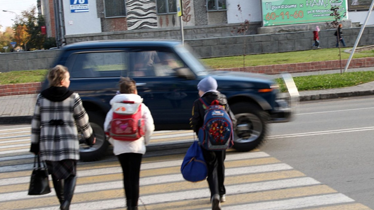 В ГАИ раскрыли, должна ли завершающая маневр машина на перекрестке пропускать пешеходов