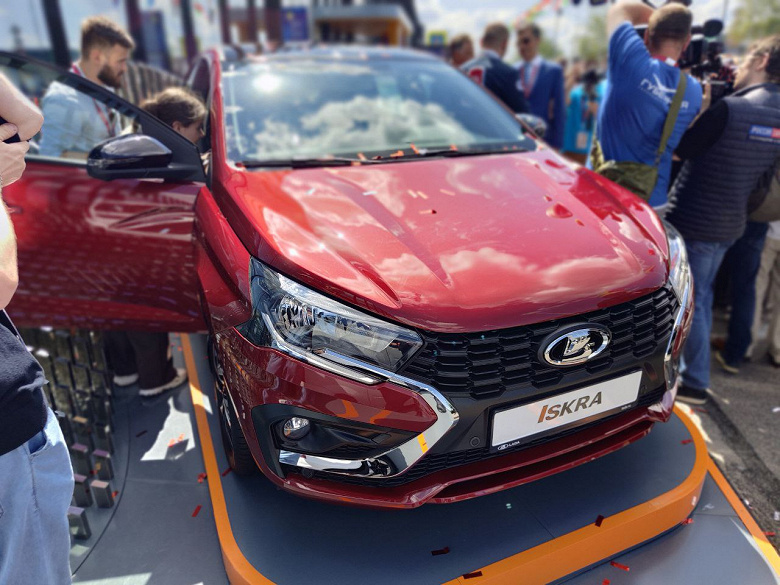 Цвет Lada Iskra называется «Огонь», а топовая версия Cross получит ещё один новый цвет