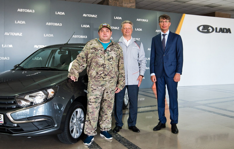 АвтоВАЗ начал раздавать Lada Granta с АКПП во временное безвозмездное пользование ветеранам СВО