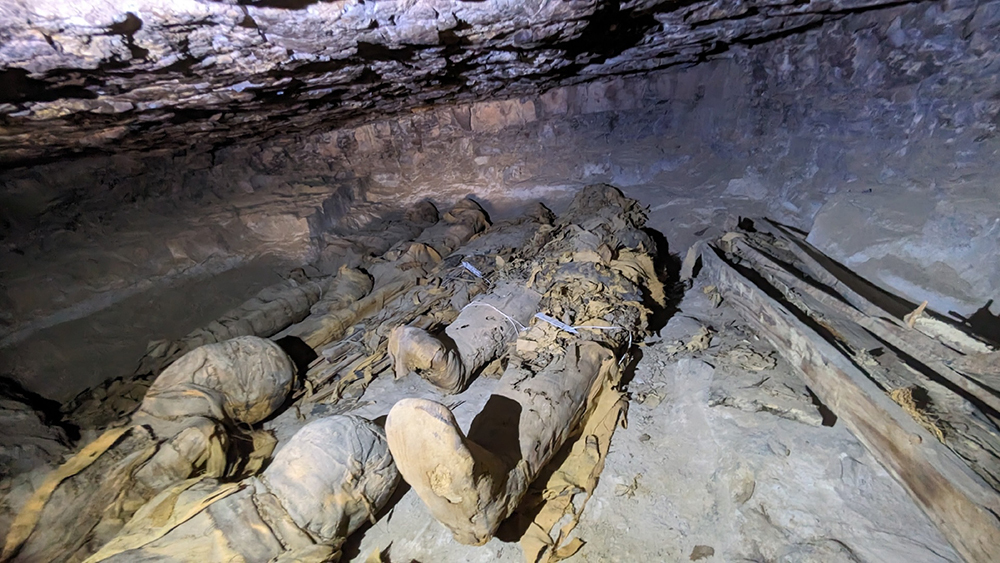 нашли 30 древнеегипетских гробниц с мумиями детей и родителей