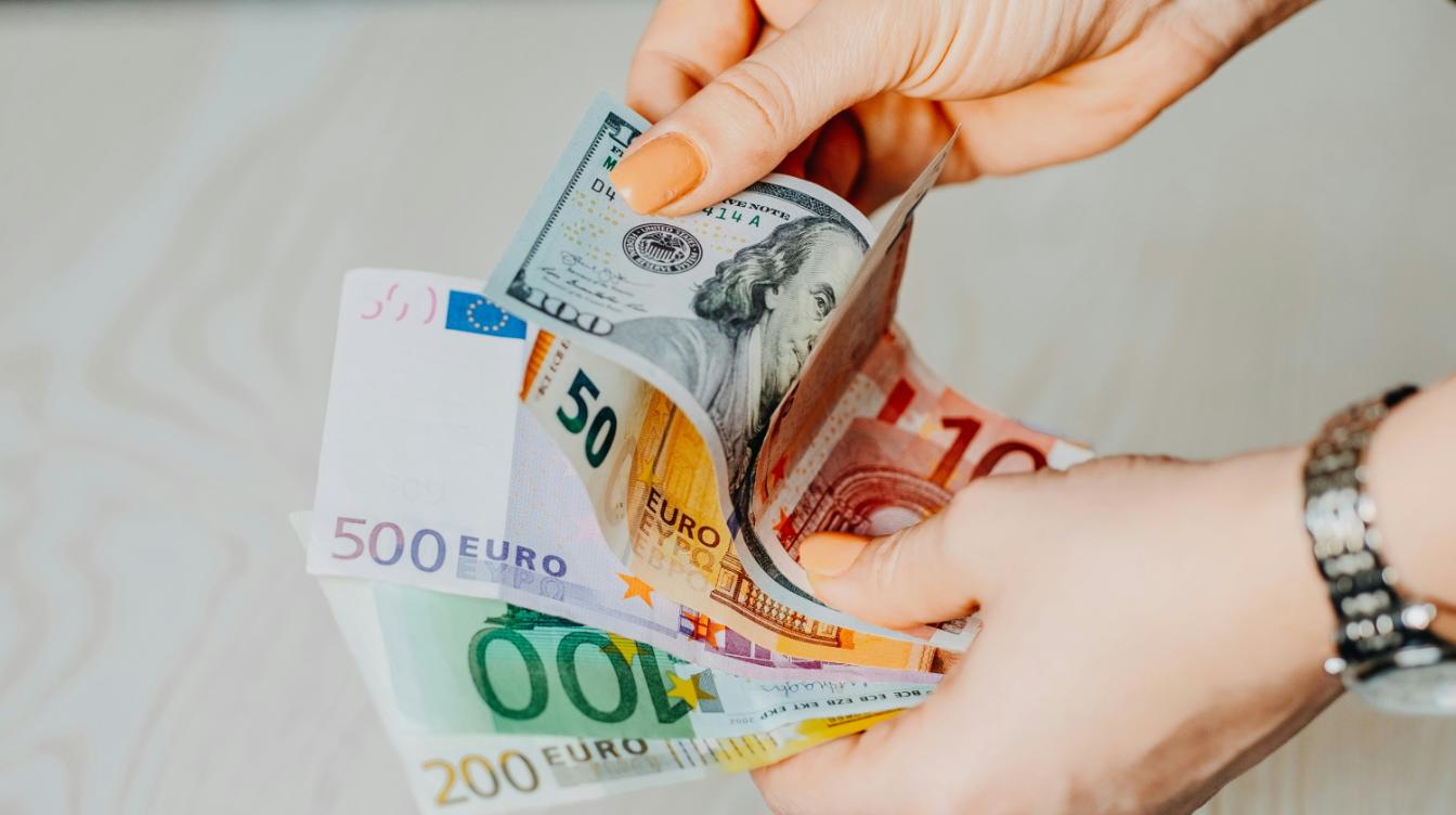 ЦБ РФ объяснили порядок установления курсов доллара и евро