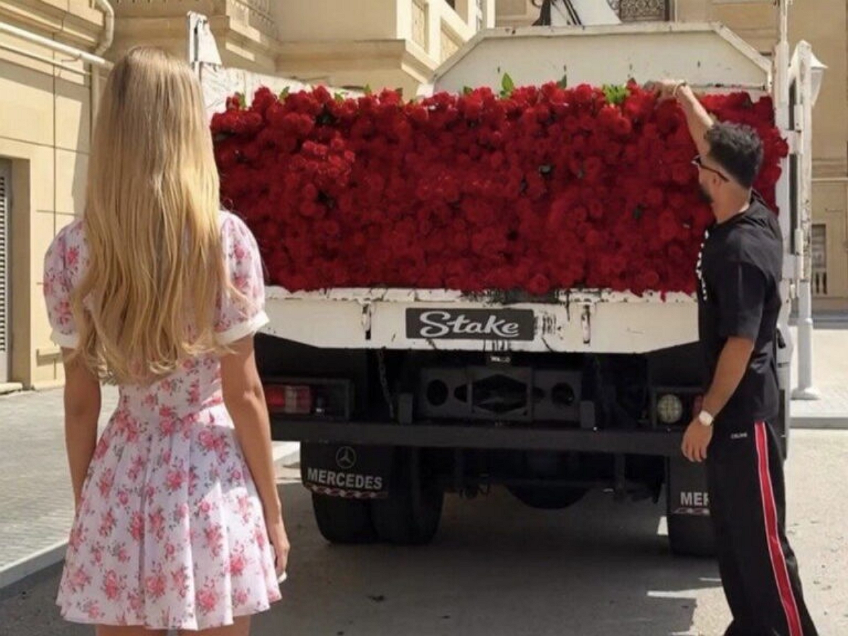 «Деньги есть, а вкуса нет»: блогер Гасанов угодил в цветочный скандал