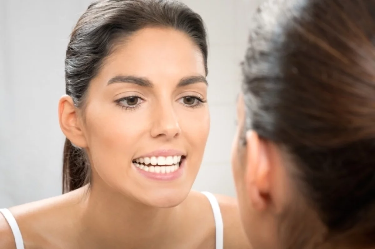 Стоматолог рассказал о мерах по борьбе с зубным налетом