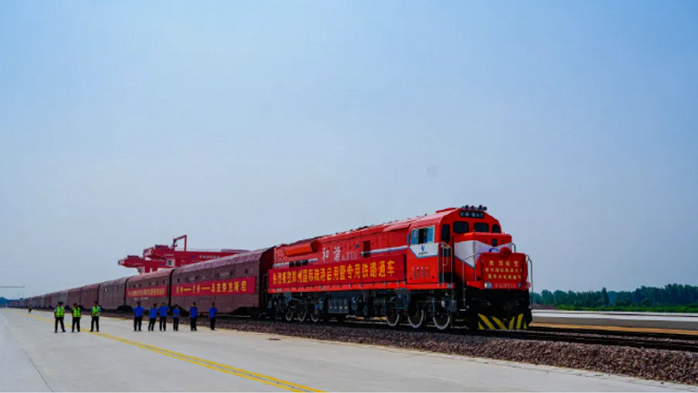 BYD отправила из Китая в Узбекистан поезд с 260 гибридами BYD Seal DM-i — скоро эти машины поступят в продажу