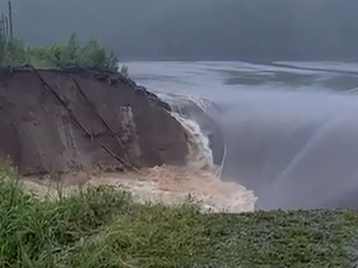 Прорыв дамбы на Киалимском водохранилище: близлежащие села затоплены