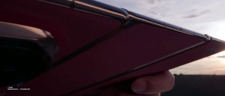 Huawei впервые показала на видео свой складывающийся втрое смартфон — Huawei Mate XT