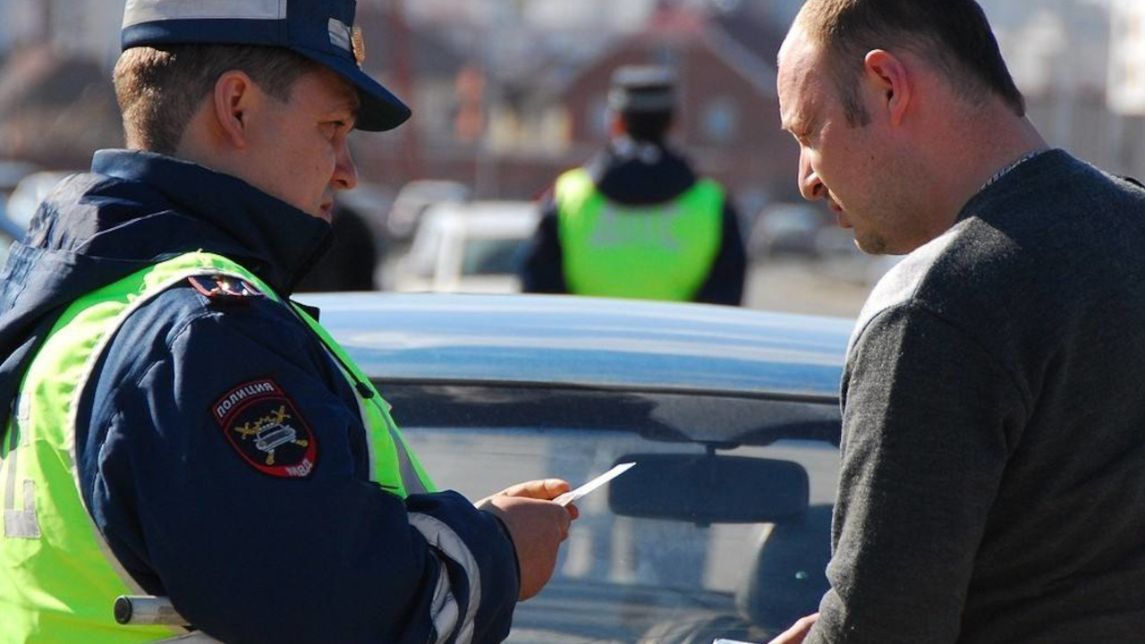 ГАИ призвала водителей никогда не оставлять номер телефона под стеклом в машине