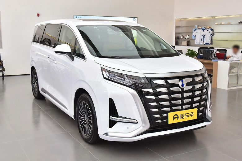 Аналог Toyota Alphard и бестселлер Denza набирает популярность, её купил даже «Большой дьявол»: продано уже 200 000 машин D9