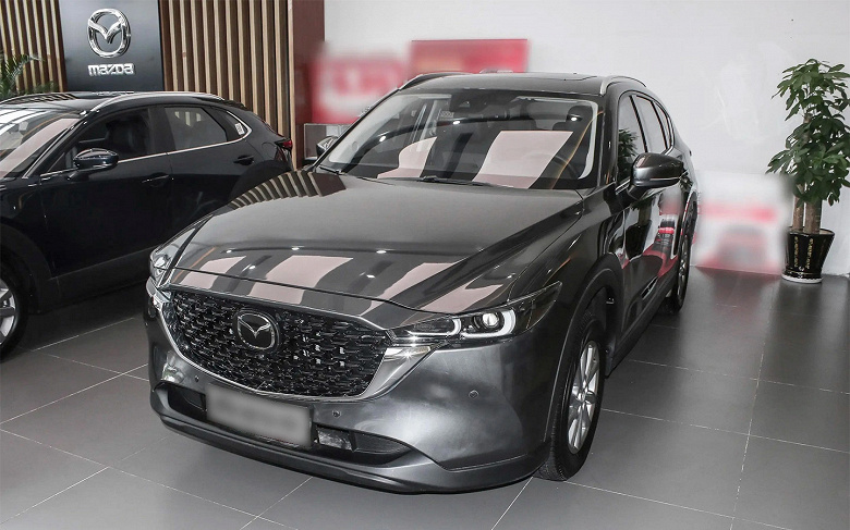 Столичный дилер продает новые Mitsubishi Outlander и Mazda CX-5 с двухлетней гарантией. Mazda дешевле почти на 1,5 млн рублей, но у нее нет полного привода