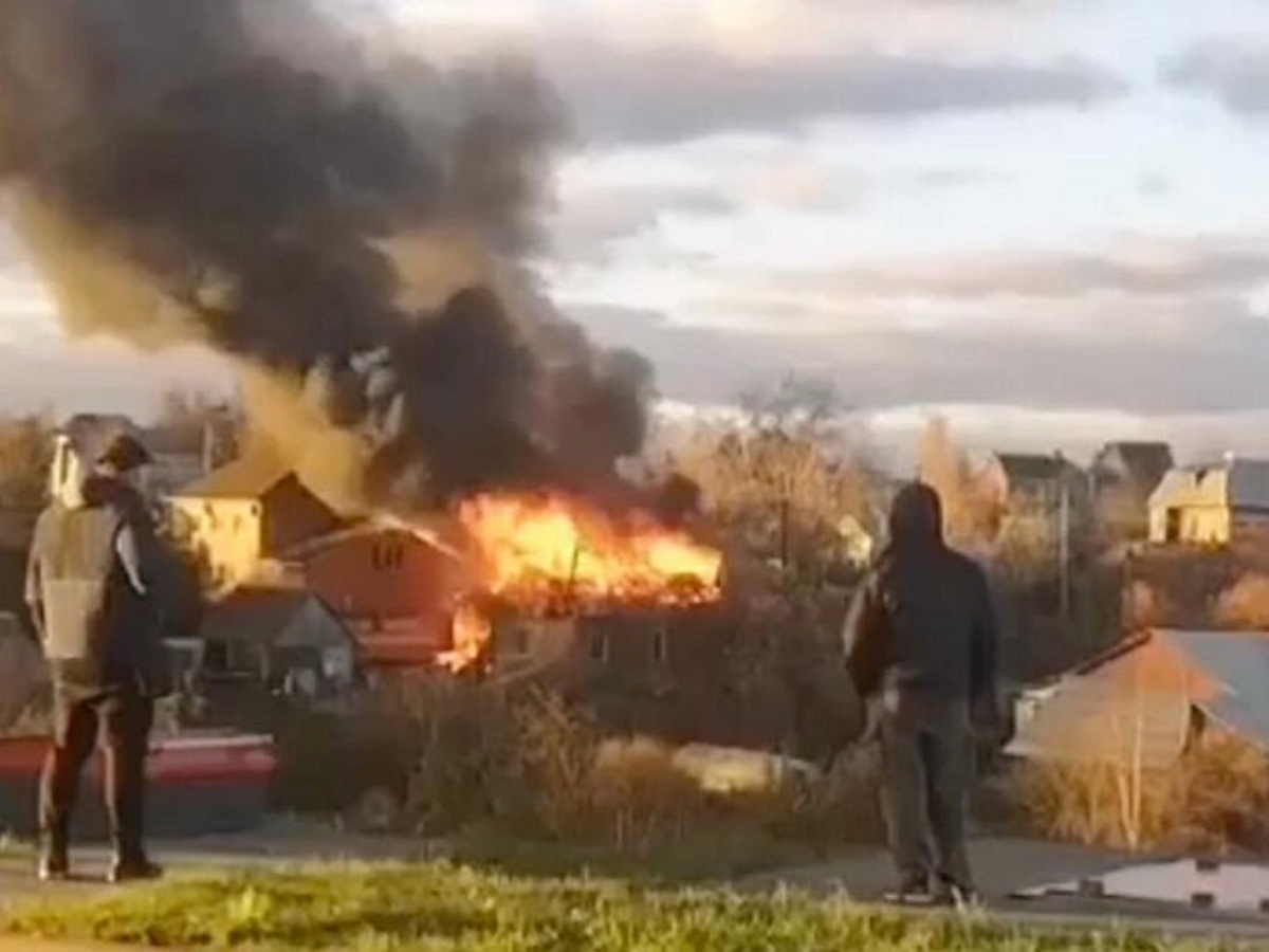 При атаки БПЛА ВСУ в Подмосковье пострадала женщина: два дома загорелись