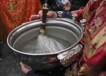 Офисы российских компаний призвали окроплять святой водой с одной целью